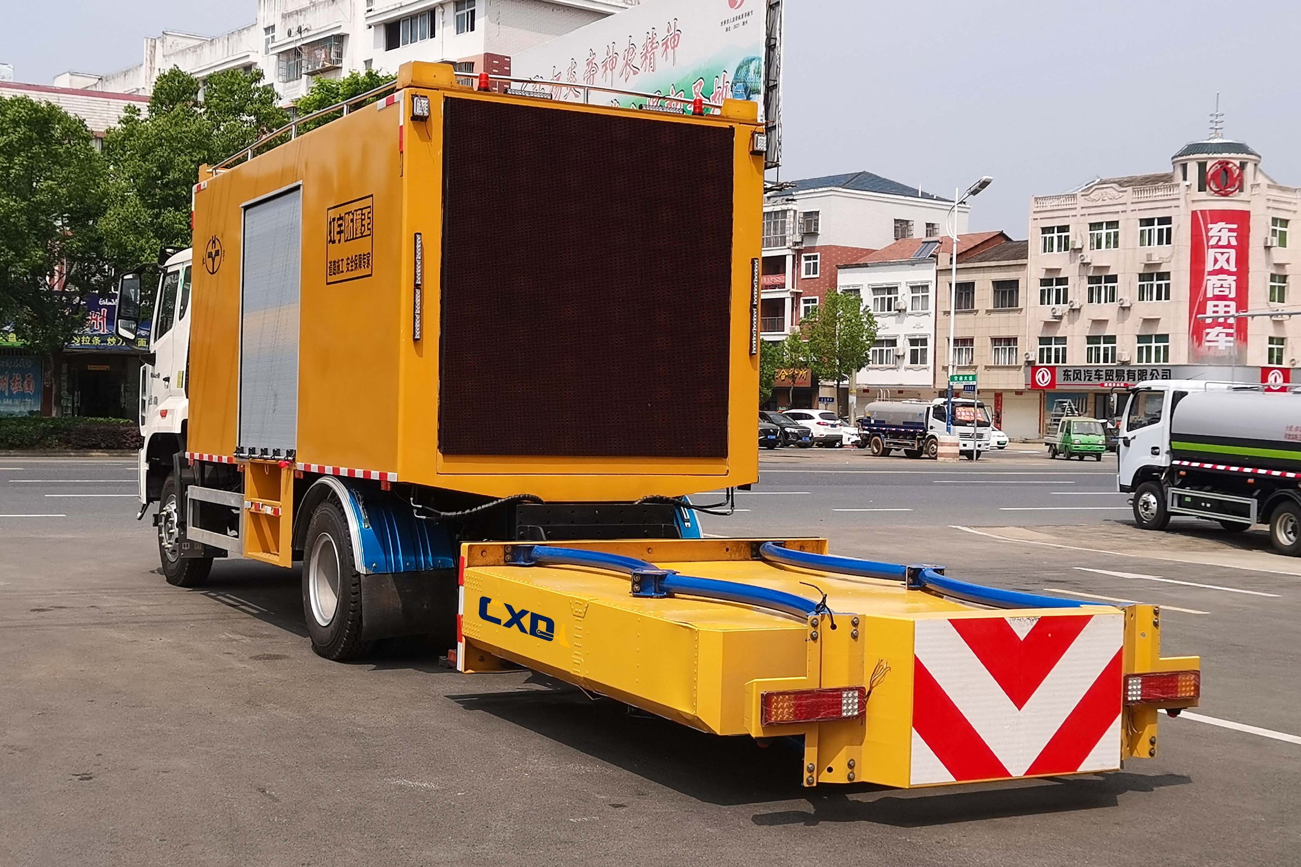 重汽多功能箱式100K防撞缓冲车