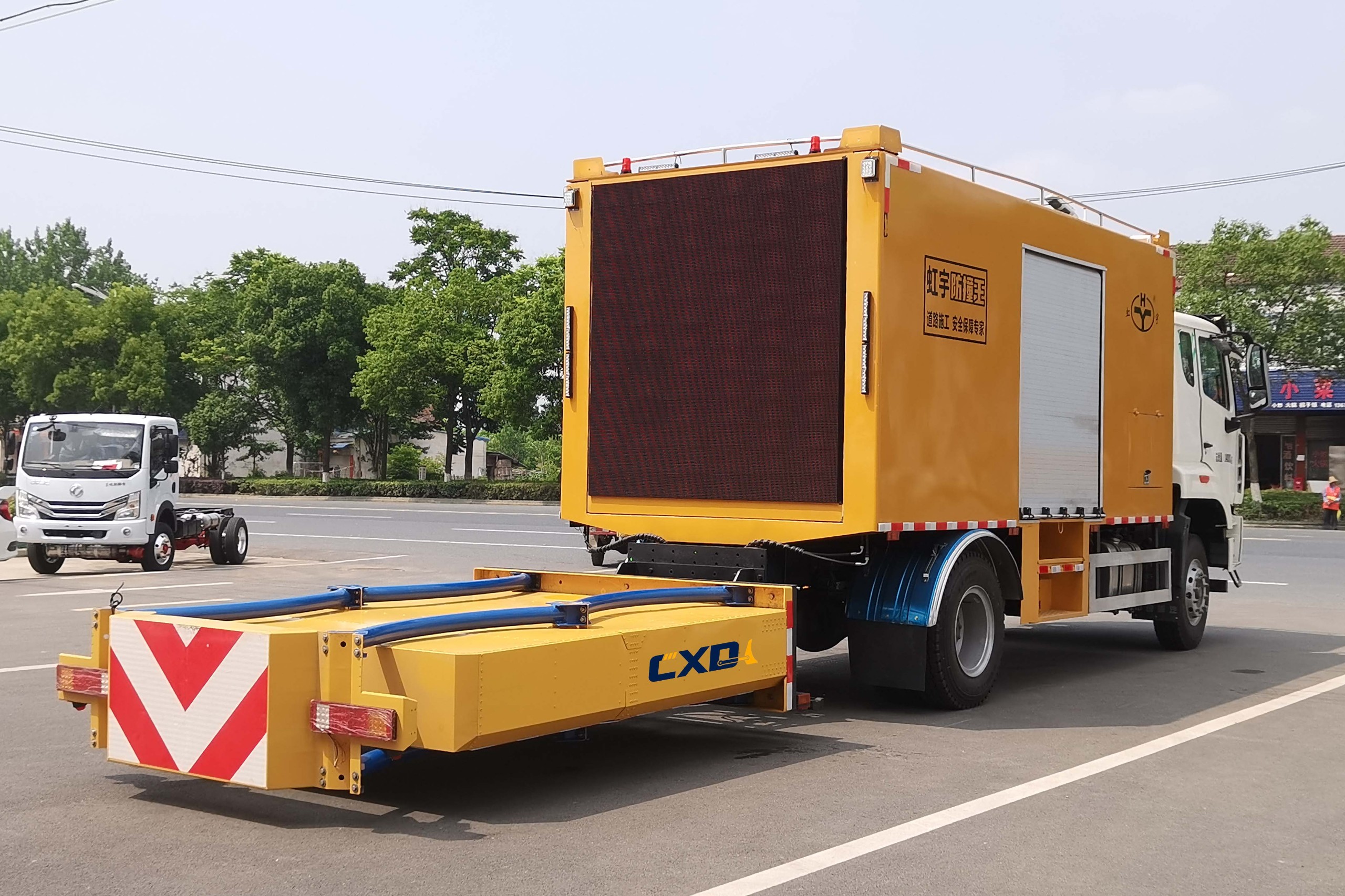 重汽多功能箱式100K防撞缓冲车