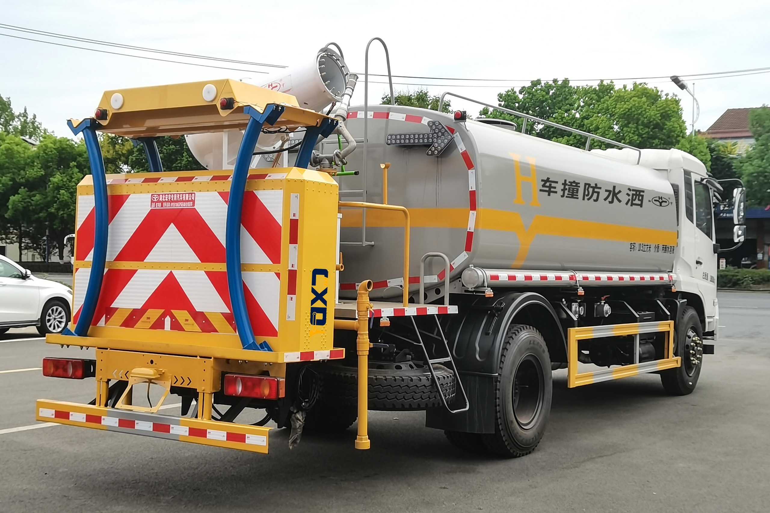 东风天锦70K/80K/100K洒水防撞车