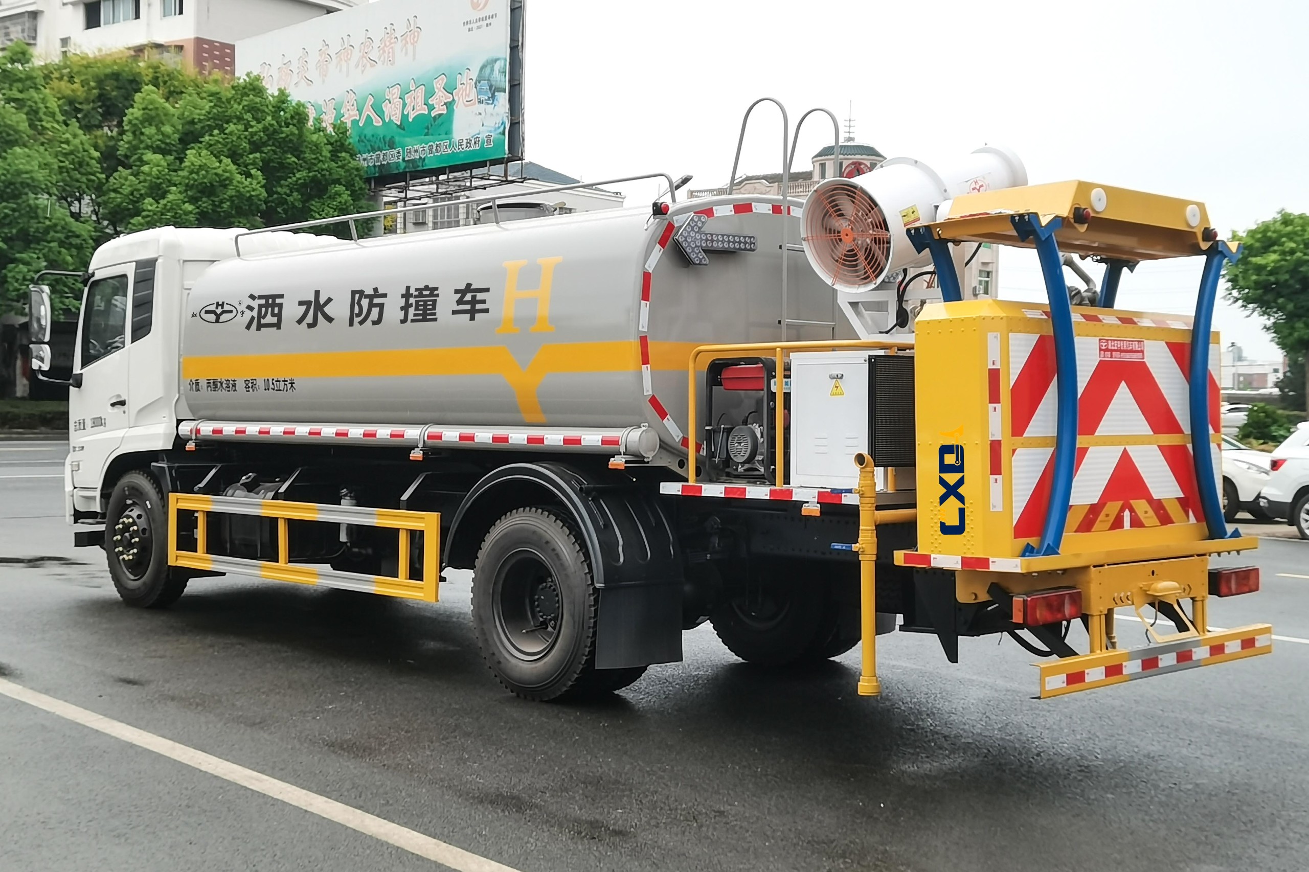 东风天锦70K/80K/100K洒水防撞车