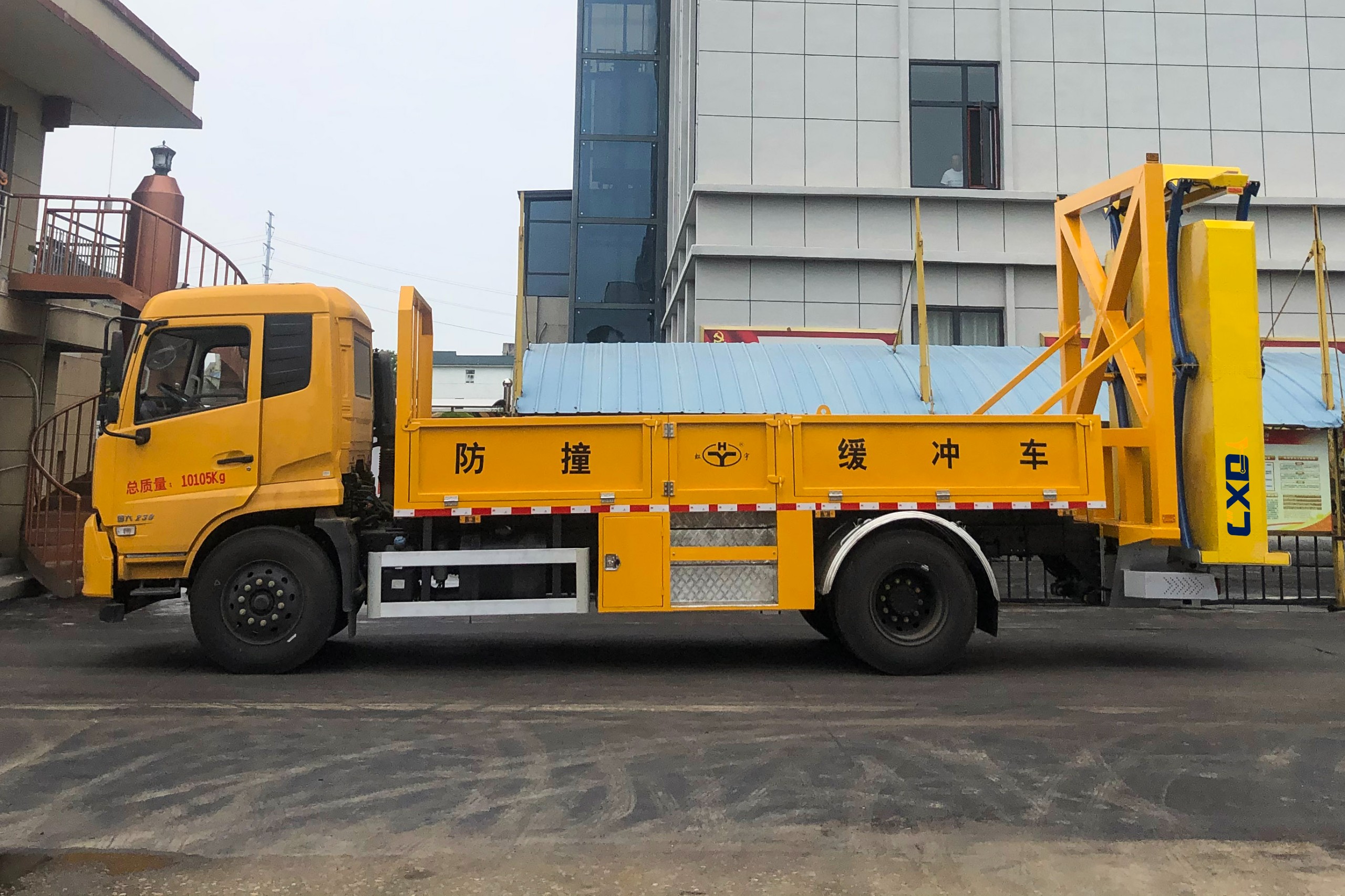 东风天锦100K/110K防撞缓冲车