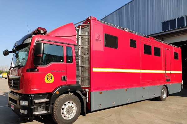 重汽汕德卡宿营车